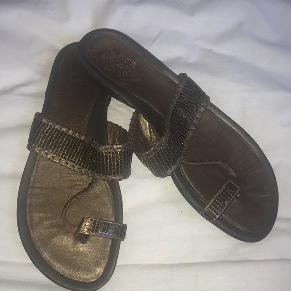 STUART WEITZMAN METALLIC THONG SANDALS - Picture 6 of 9